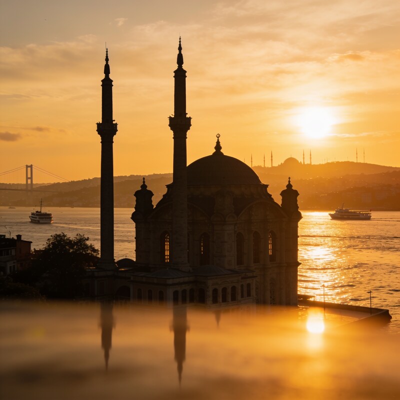 İstanbul Boğazı ve tarihi cami